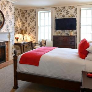 Queen Room with Fireplace and Lake View - Aurora Inn