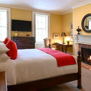 Queen Room with Fireplace - Aurora Inn