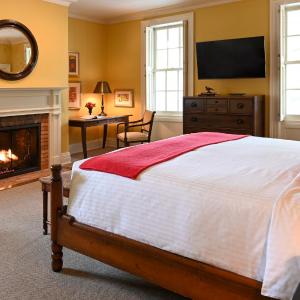 King Room with Fireplace - Aurora Inn