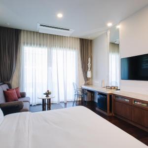 Luxury Room, 1 King Pool Access - Non Smoking