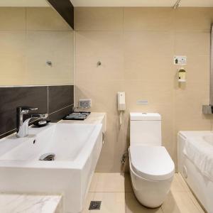 Suite with Bathtub