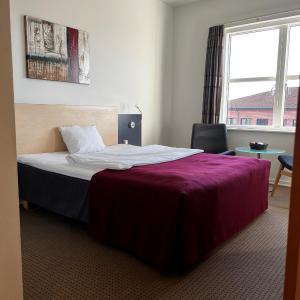 Standard Queen Room with Walk-In Shower - Non-Smoking
