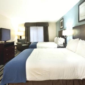 Queen Room with Two Queen Beds Hearing Accessible with Roll-In Shower - Non-Smoking