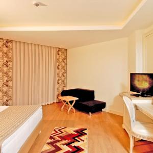 Standard Double or Twin Room with Side Sea View