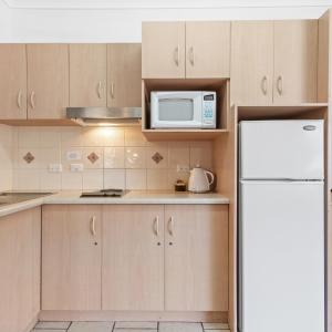 One-Bedroom Apartment with Queen and Single