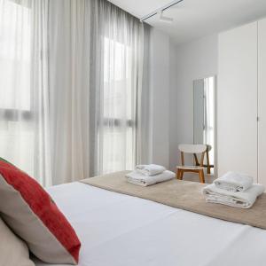 Duplex Four-Bedroom Apartment with Private Terrace (5 Adults)
