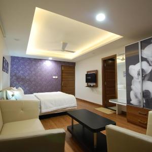 Business Queen Room