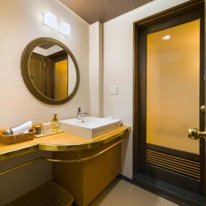 Superior Triple Room on High Floor with Shower - Non Smoking