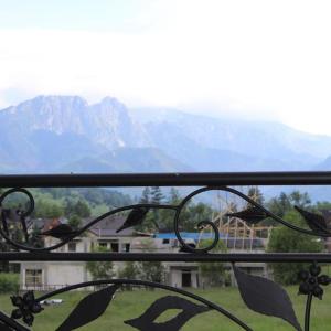 Apartment with Mountain View