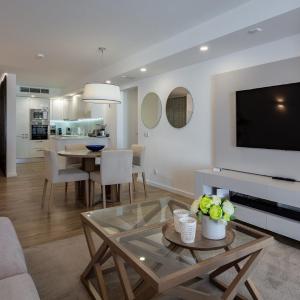 Superior One-Bedroom Apartment Lake View