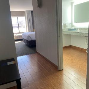 Queen Room - Accessible/Non Smoking