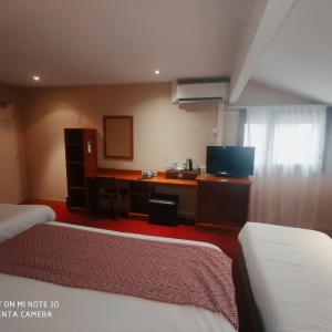 2 Double Beds 1 Single Bed