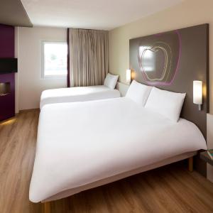 Standard Room with One Double Bed and One Single Bed