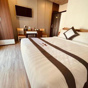 King Suite with Pool View