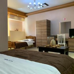 Deluxe Room (2 Adults + 1 Child)