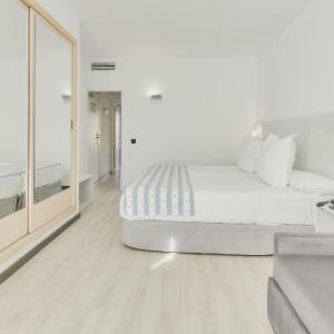 Family Room (2 Adults + 3 Children)