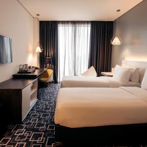 Trademark Twin City View Room