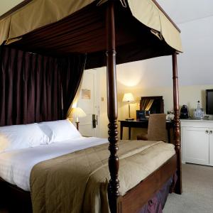 Super Deluxe Four Poster