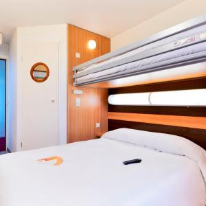 Triple Room (1 Double Bed + 1 Single Bed)