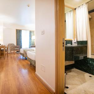 Deluxe Room Twin Bed with Bathtub