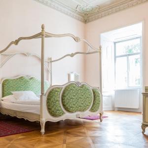Royal Queen Room