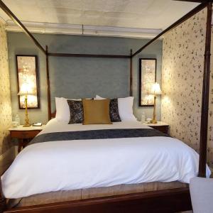 Queen Room - Library
