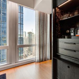 Deluxe River View One Bedroom Corner Suite, 1 King Bed