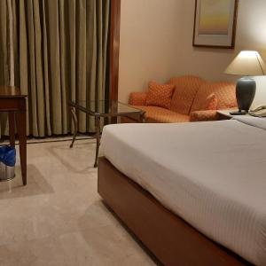 Executive Room -  Happy Hours – Buy 1 Get 1 on Alcoholic Beverages • 15% Off on À-la-carte Food & Beverage Services • 10% Off on Laundry Services
