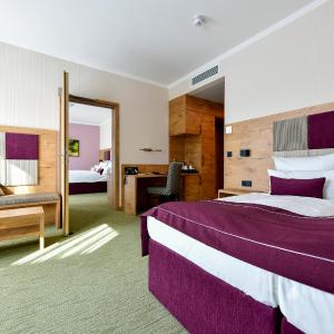 Comfort Twin Room with Roll-in Shower - Mobility Access