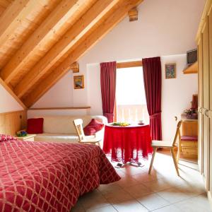 Double or Twin Room with Mountain View