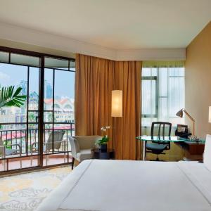Select Clarke Quay with Breakfast, Afternoon Tea and Happy Hour