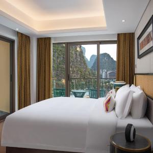 1 King Bed, Lake View Suite, Non-Smoking