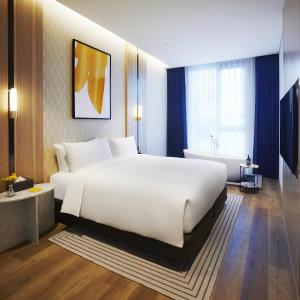 One-Bedroom Suite with Sofa Bed and Bath