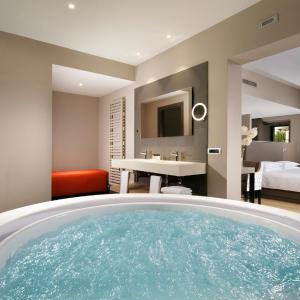 Suite with Spa Bath and Spa Access