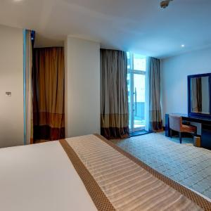 One-Bedroom King Suite with Balcony 2