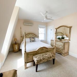 Queen Room with One Queen Bed and Partial Ocean Views – 205