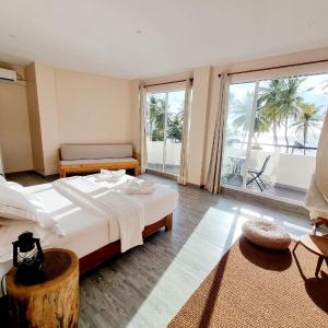 Suite with Bath Tub, Balcony and Sea View