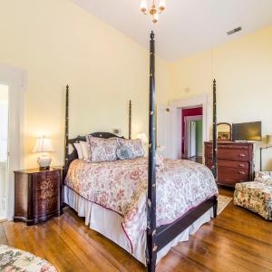 Deluxe Queen Suite