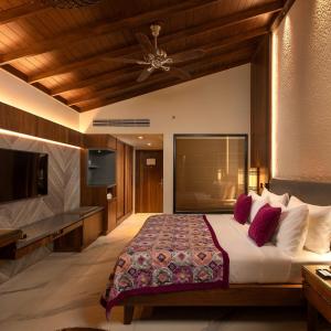 Premier Club Room with Happy Hour (5-7 PM), Unlimited Tea / Coffee at Lobby BAR / Non Alcoholic Drink / Food, Beverage & Spa  Discount