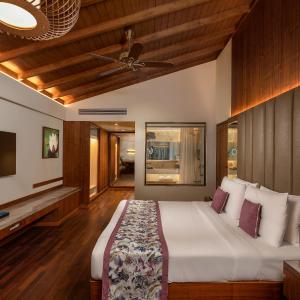 Superior Suite with Happy Hour (5-7 PM), Unlimited Tea / Coffee / Non Alcoholic Drink at Lobby BAR / Food, Beverage & Spa Discount