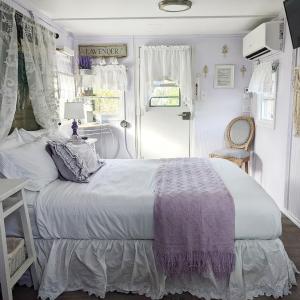 "Lavender Limited" - Queen Studio Private Caboose with Kitchen