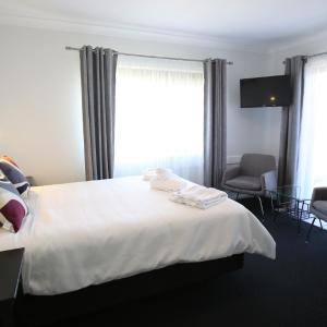 Balcony Queen Spa Room