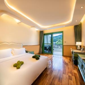 Mountain View Superior King Room