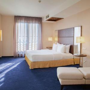 Panoramic Suite with Jacuzzi