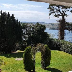 Deluxe King with Partial Sea View