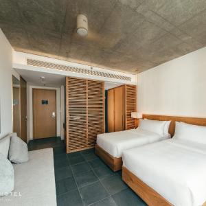 Deluxe Twin with Balcony & Partial Sea View