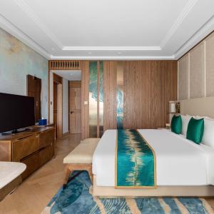 Luxury Palm Sea View Room King Bed - UAE Residents Staycation Offer with breakfast, early check-in, late check-out and 30% disc on F&B, spa & laundry