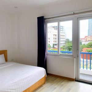 Apartment with Balcony and Big Window 