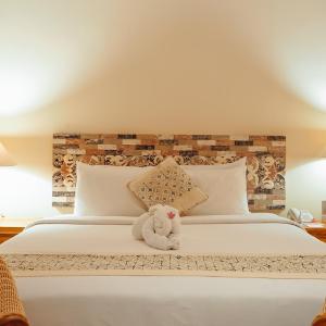 Alam Villa with Free Lounge Access