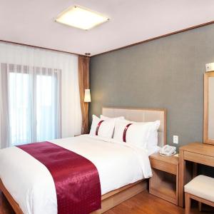 One-Bedroom Queen Suite -Non-Smoking